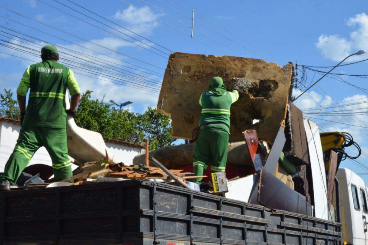 Agentes recolhendo materiais descartados pela população 