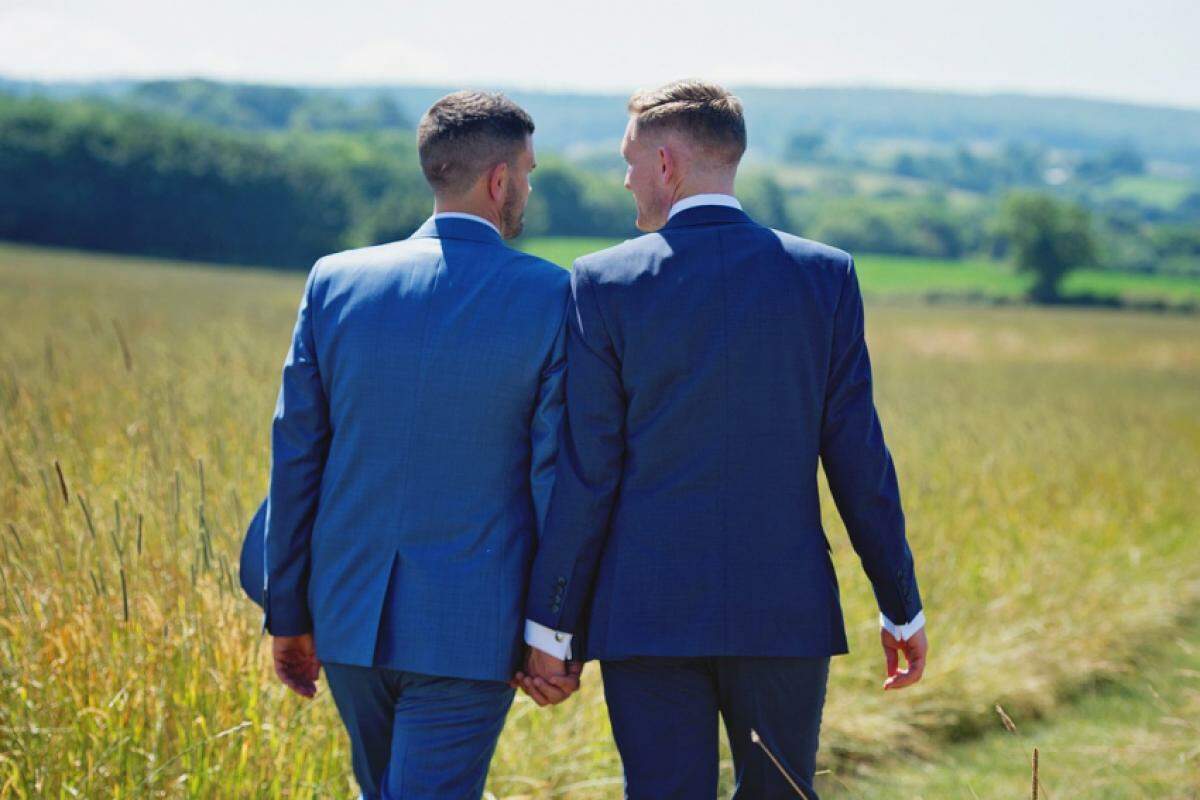 Casal celebra o amor: casamentos  entre pessoas do mesmo sexo disparam