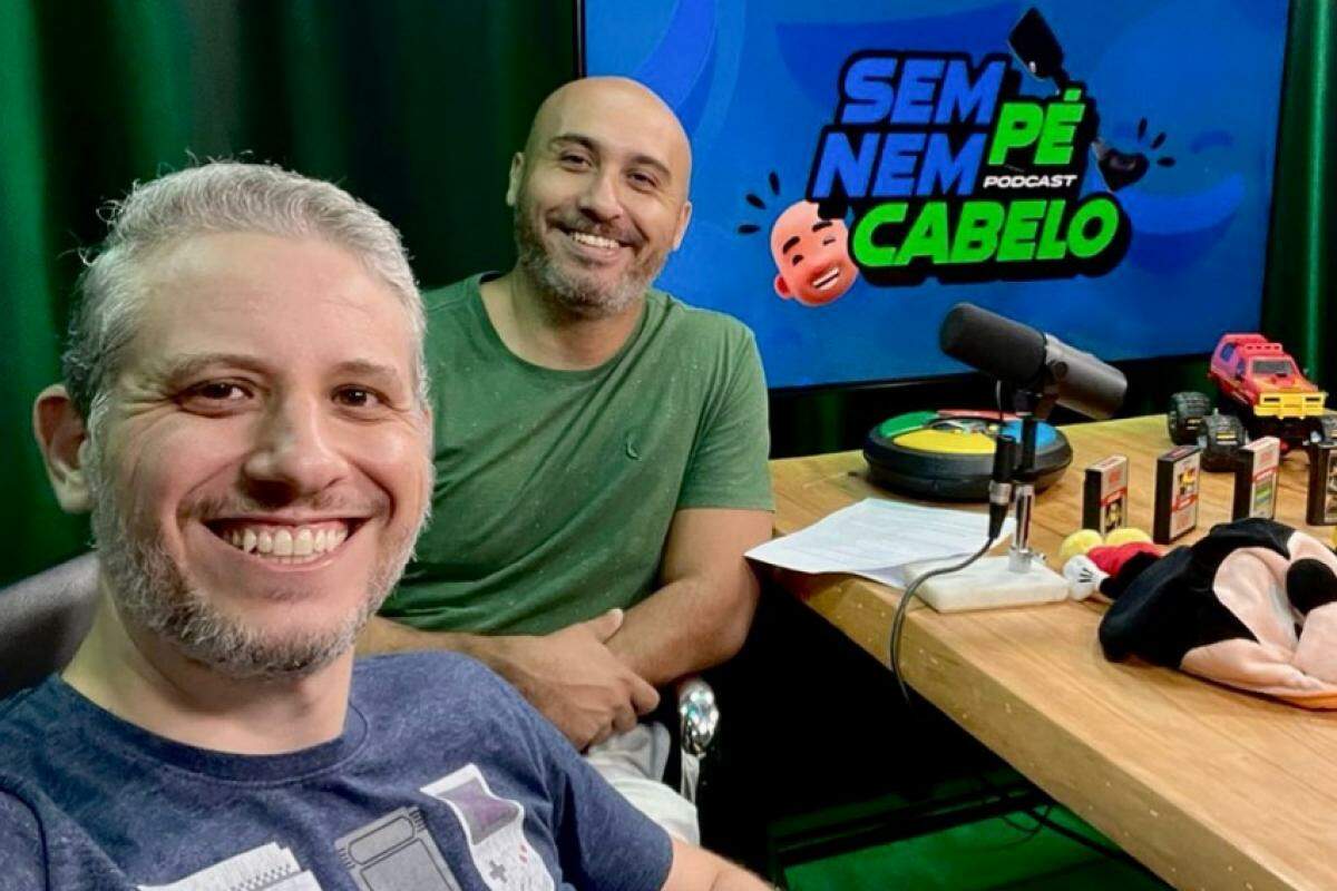 Braz Fernandes e Lucas Zé Rodrigues no cenário do podcast