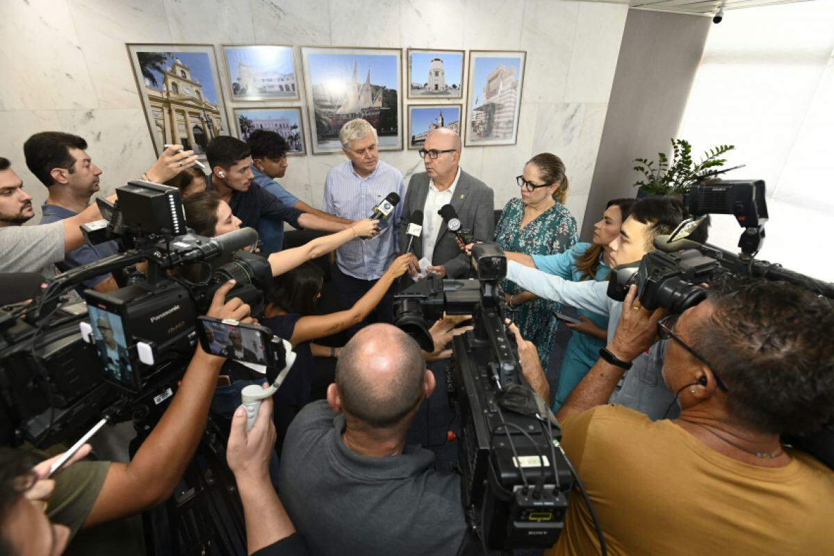 O prefeito Dário Saadi durante entrevista coletiva 