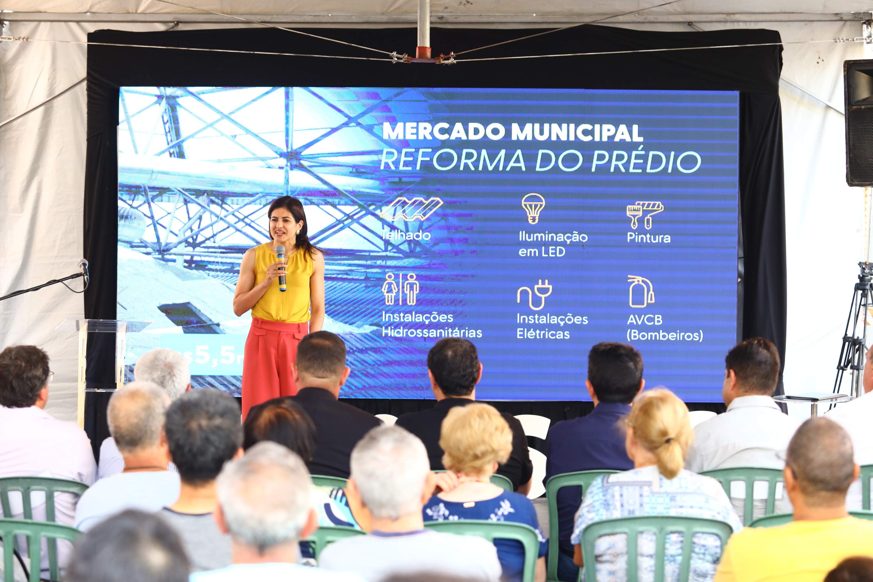 Assinatura. Comerciantes elogiaram a iniciativa de Prefeitura. Foto: Cláudio Vieira/PMSJC