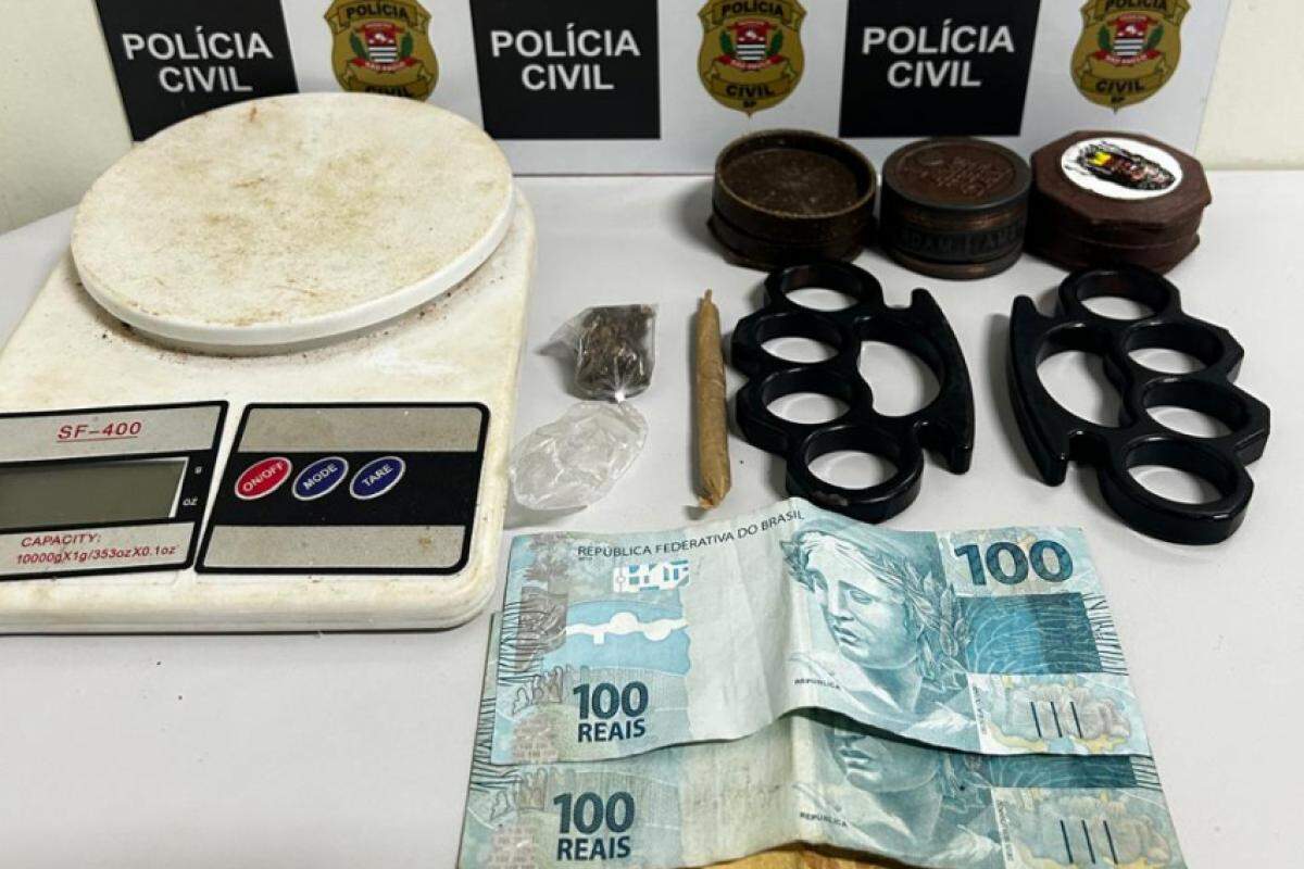 Parte da droga, dinheiro e materiais apreendidos durante a operação