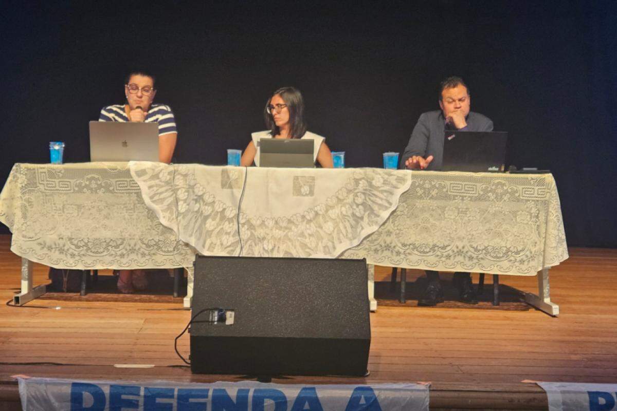 Audiência pública no Teatro Municipal de Franca: oposição à privatização da Sabesp