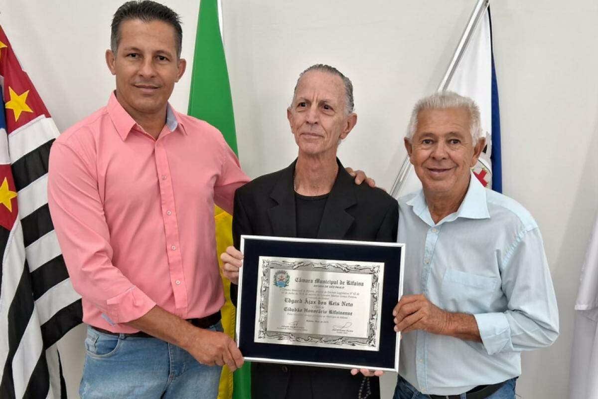 Vereador de Rifaina Marcos Passarinho, Ájax e o presidente da Câmara, Sebastião Soares de Freitas em noite de homenagem especial