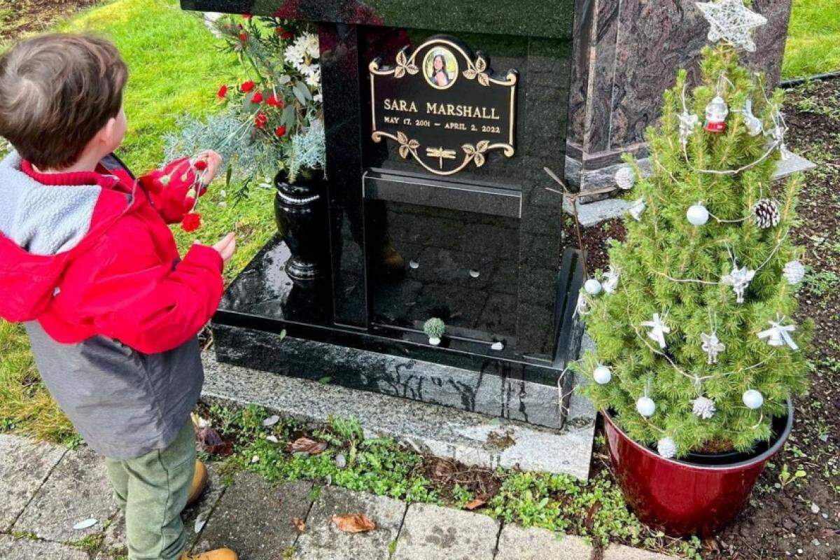 Lochlan, de 3 anos, leva flores ao túmulo da mãe, no Canadá