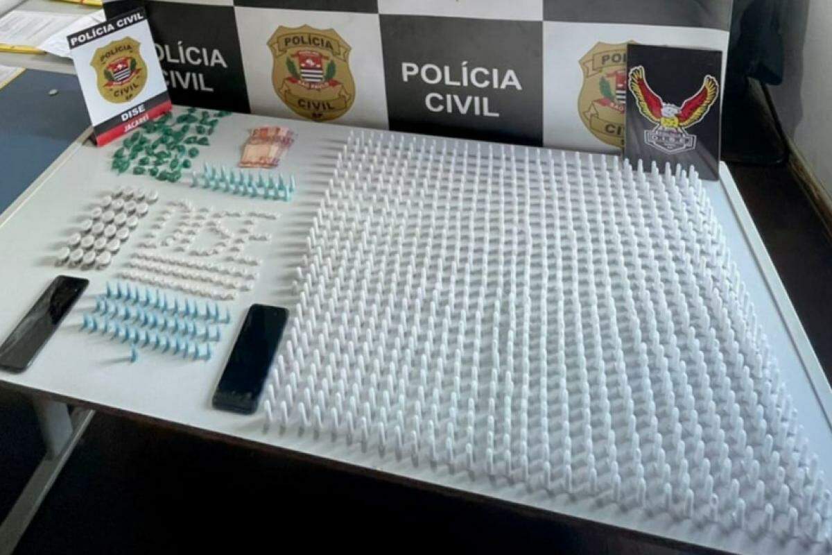 foram encontrados 1000 eppendores de cocaína prontos para serem vendidos e um celular
