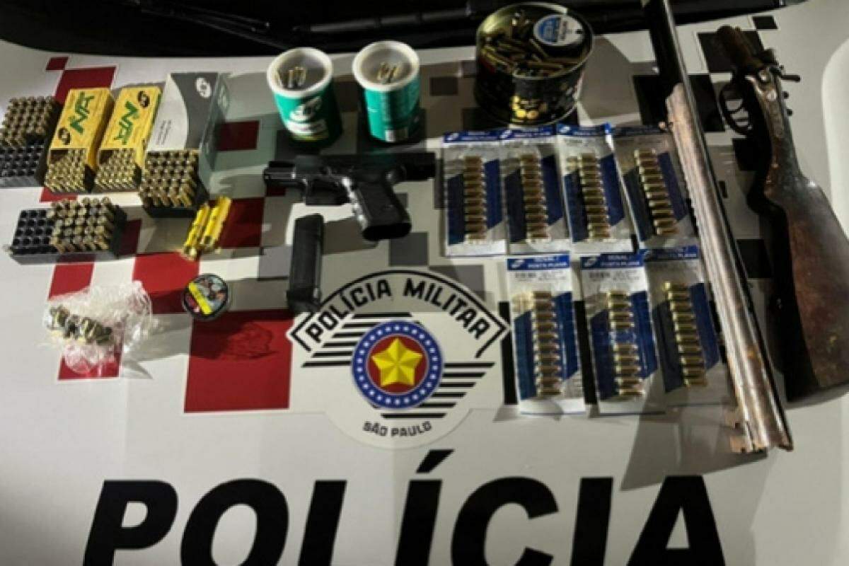 As armas e munições encontradas na casa foram apresentadas no Plantão Policial 