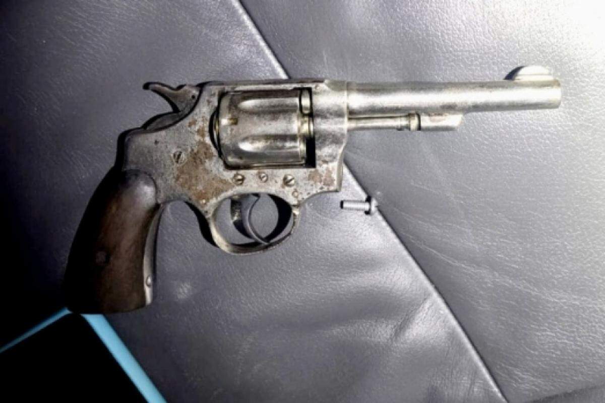 A arma utilizada pelo ladrão foi apreendida pela polícia 