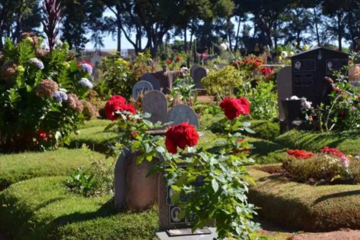 Lápides no Cemitério Santo Agostinho, em Franca