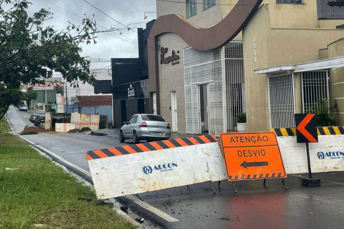 Trecho da avenida Eliza Verzola Gosuen está interditado; motoristas devem fazer desvio 