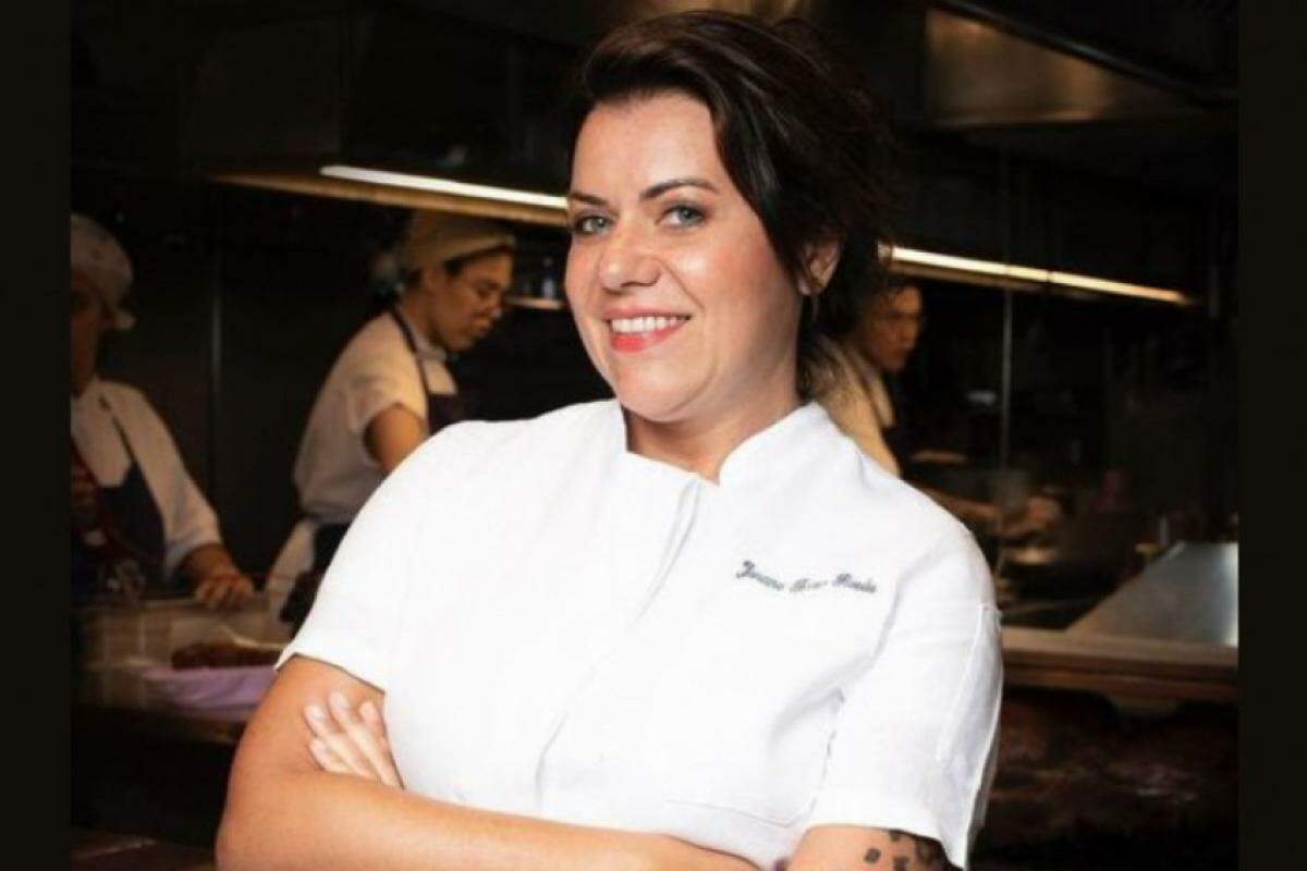 À frente d'A Casa do Porco, no Centro de São Paulo, Janaína Torres recebeu o título pelo 'impacto no mundo da culinária'