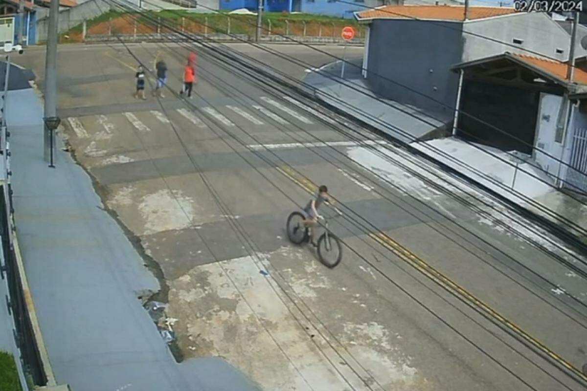 Cesar descendo a rua de bicicleta 