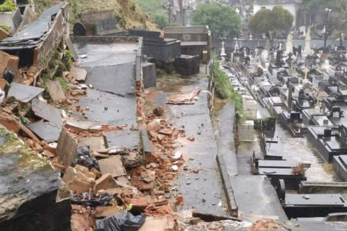 Deslizamento de terra atingiu cemitério em Petrópolis