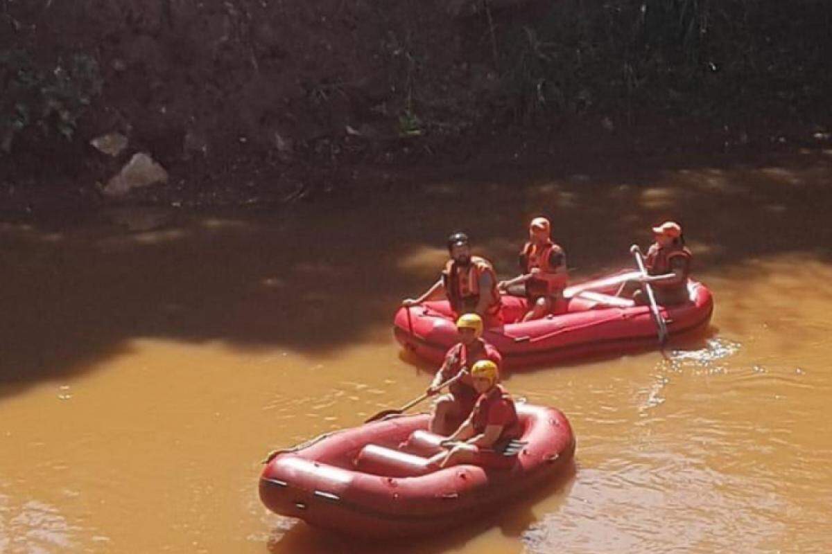 Trecho do Rio Jaú sendo inspecionado por bombeiros