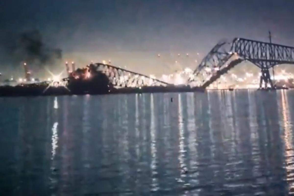 Navio porta-contêineres é visto batendo em um pilar da ponte, fazendo com que grande parte da estrutura de aço, construída em 1977, caísse no rio Patapsco 