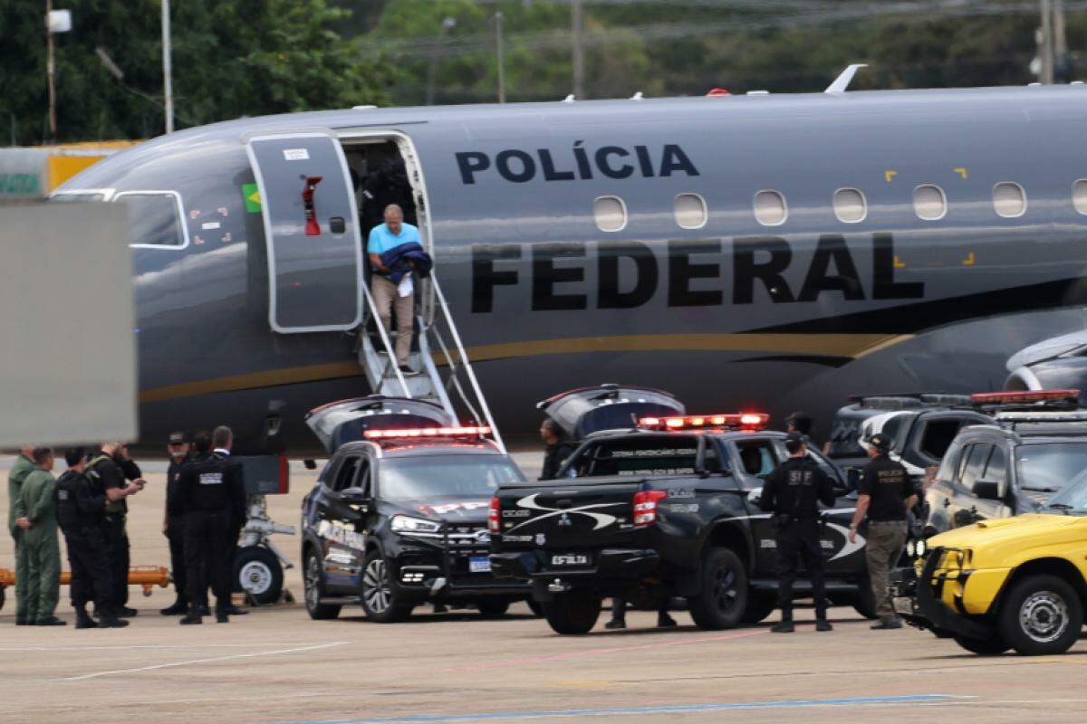 Suspeitos de serem os mandantes do assassinato de Marielle Franco descem do avião da PF no aeroporto de Brasília