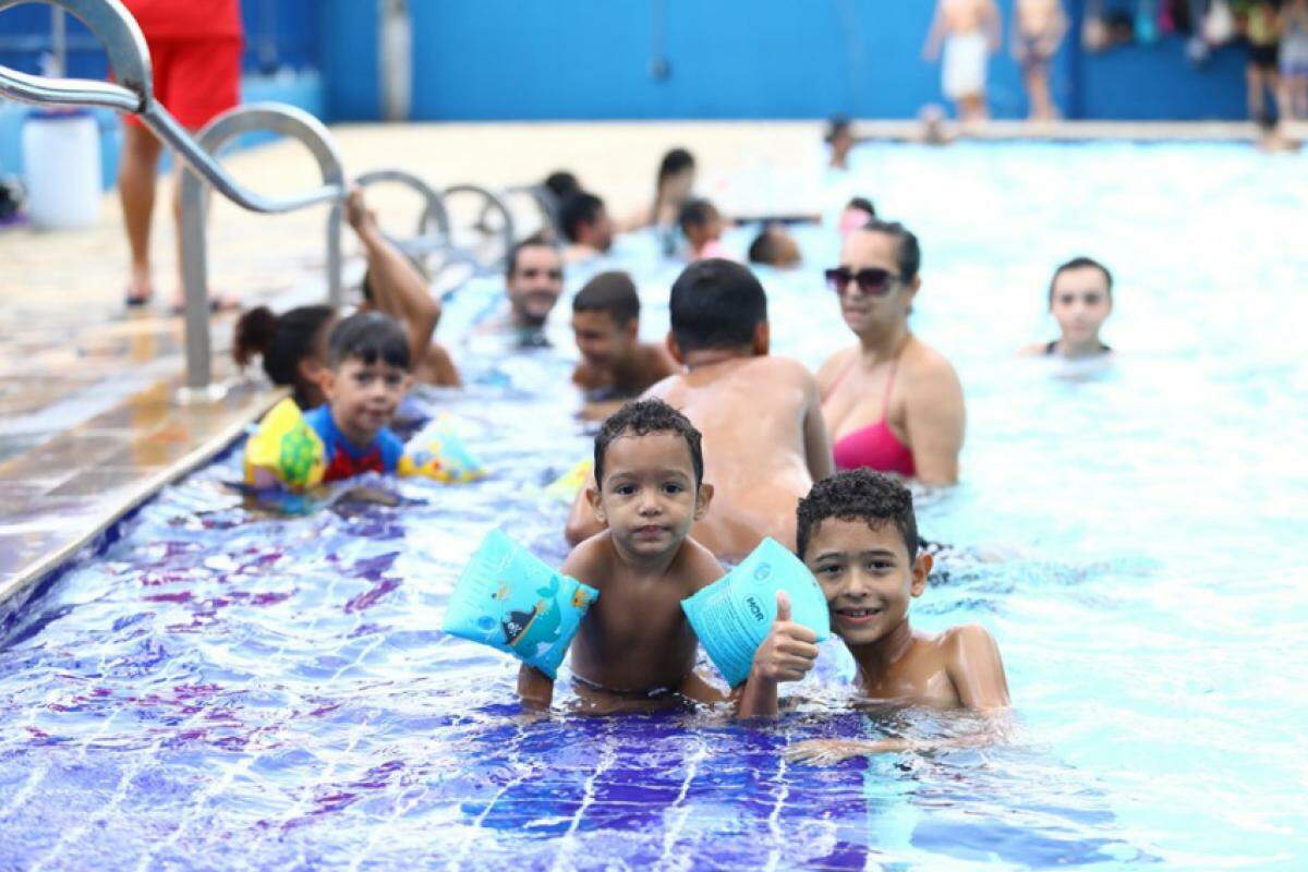 A partir de quinta-feira (28) até domingo (31), as piscinas públicas estarão abertas para a comunidade durante o feriado. As piscinas abrem em dois horários, da