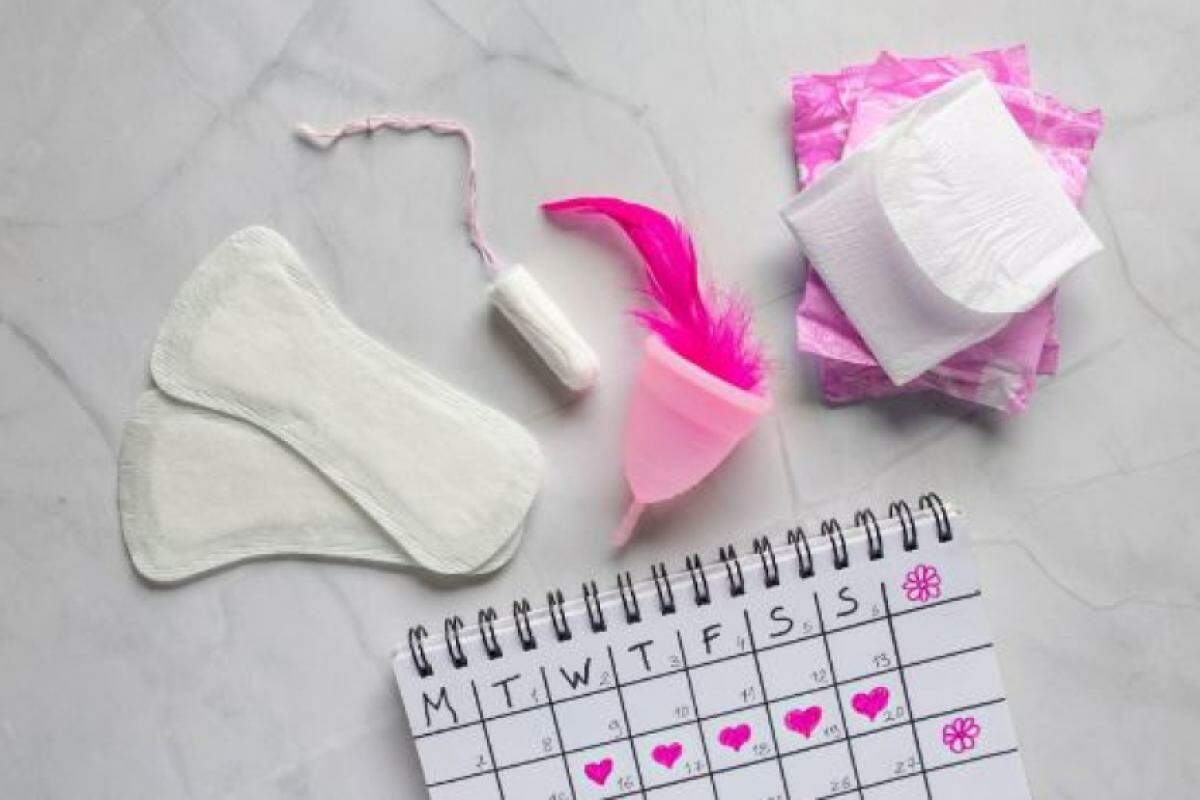 O coletor menstrual é reutilizável e não altera o PH vaginal; já o absorvente é popular por sua praticidade 