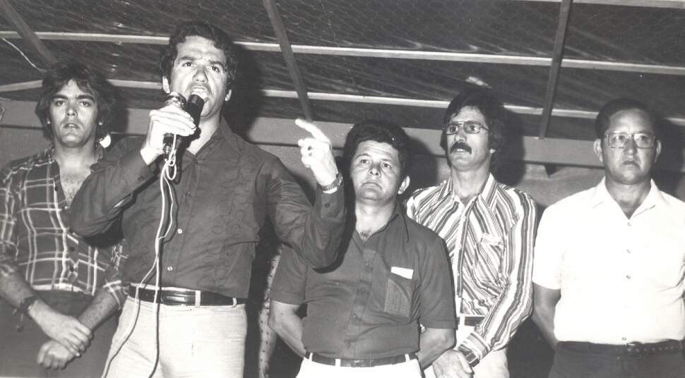 Cebolão, Dudu Ranieri, Cícero Domiciano, Arlindo Savi e Osvaldo de Oliveira, em comício em 24 de outubro de 1976 (crédito: Arquivo pessoal)
