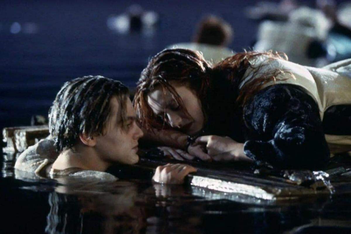 Rose (Kate Winset) e Jack (Leonardo DiCaprio) na icônica cena do filme 'Titanic'