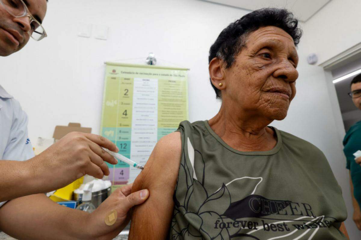 Vacinação é escalonada, por idade, para atender idosos de maneira eficiente