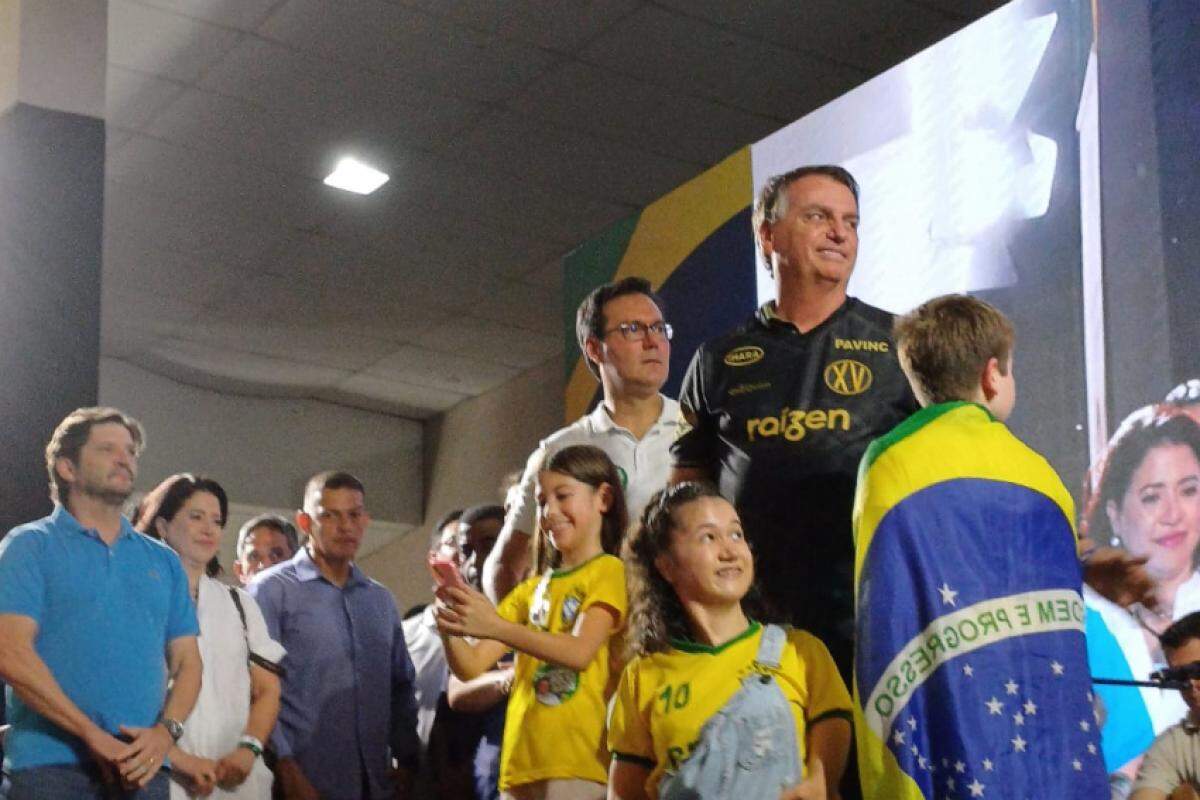 Bolsonaro com Alex Madureira, crianças e apoiadores: 'Vencemos nos 4 anos, fizemos muita coisa no meio do caminho'