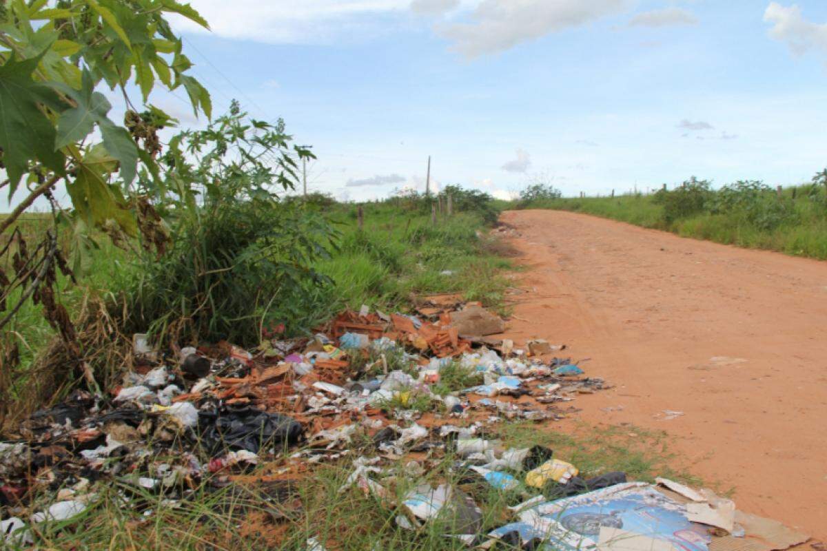 A estrada Bauru-Piratininga acumula lixo de diversos tipos 