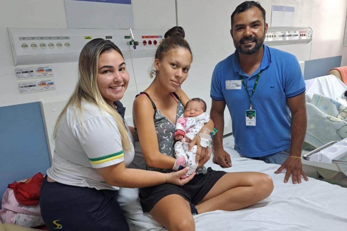 Emylin Pereira Batista,  Gislene Maria De Oliveira Silva com a filha Helena e Luis Gustavo Paiva