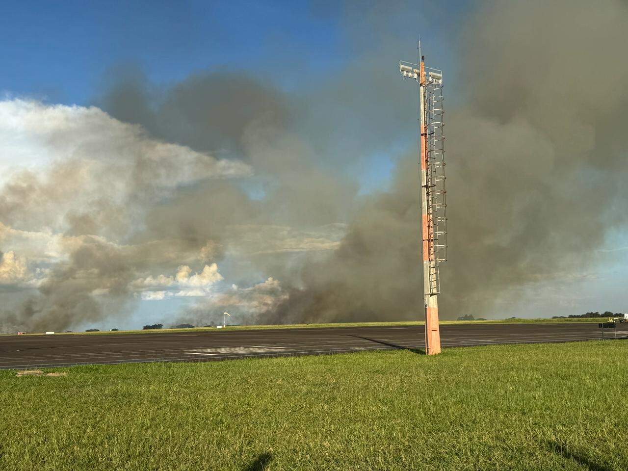 Chamas atingem área de vegetação ao lado da pista de pouso e decolagem do aeroporto. Foto: Larissa Bastos
