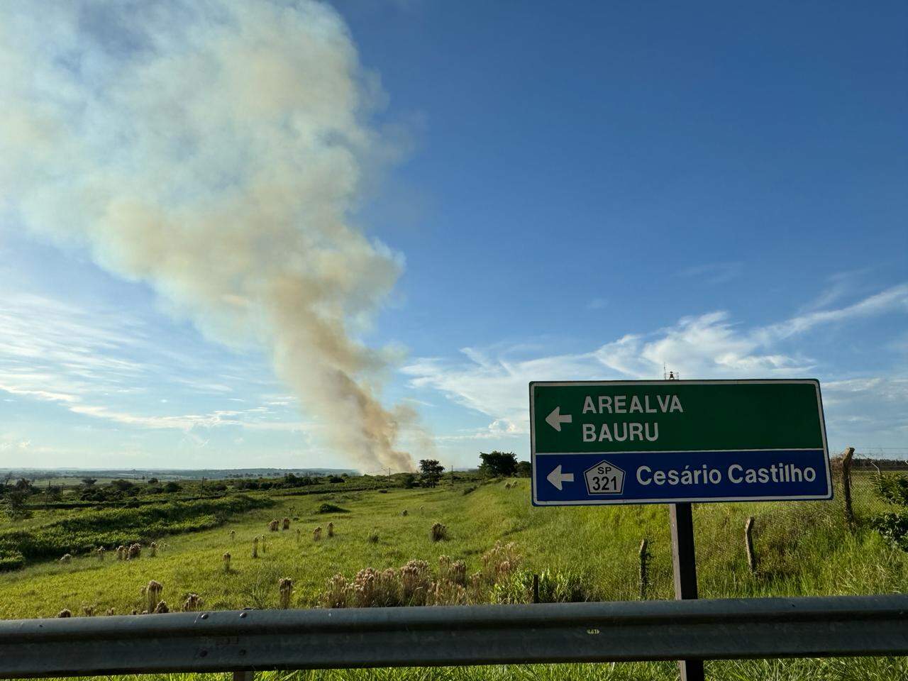 Outro grande incêndio também se alastrava nas proximidades, mas na direção oposta ao fogo na lateral do aeródromo. Foto: Larissa Bastos