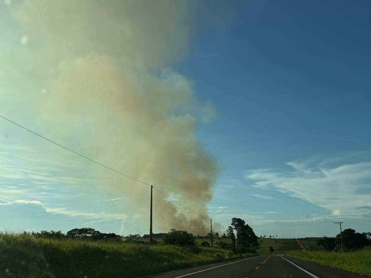 Fumaça do incêndio podia ser vista a quilômetros de distância do aeroporto. Foto: Larissa Bastos