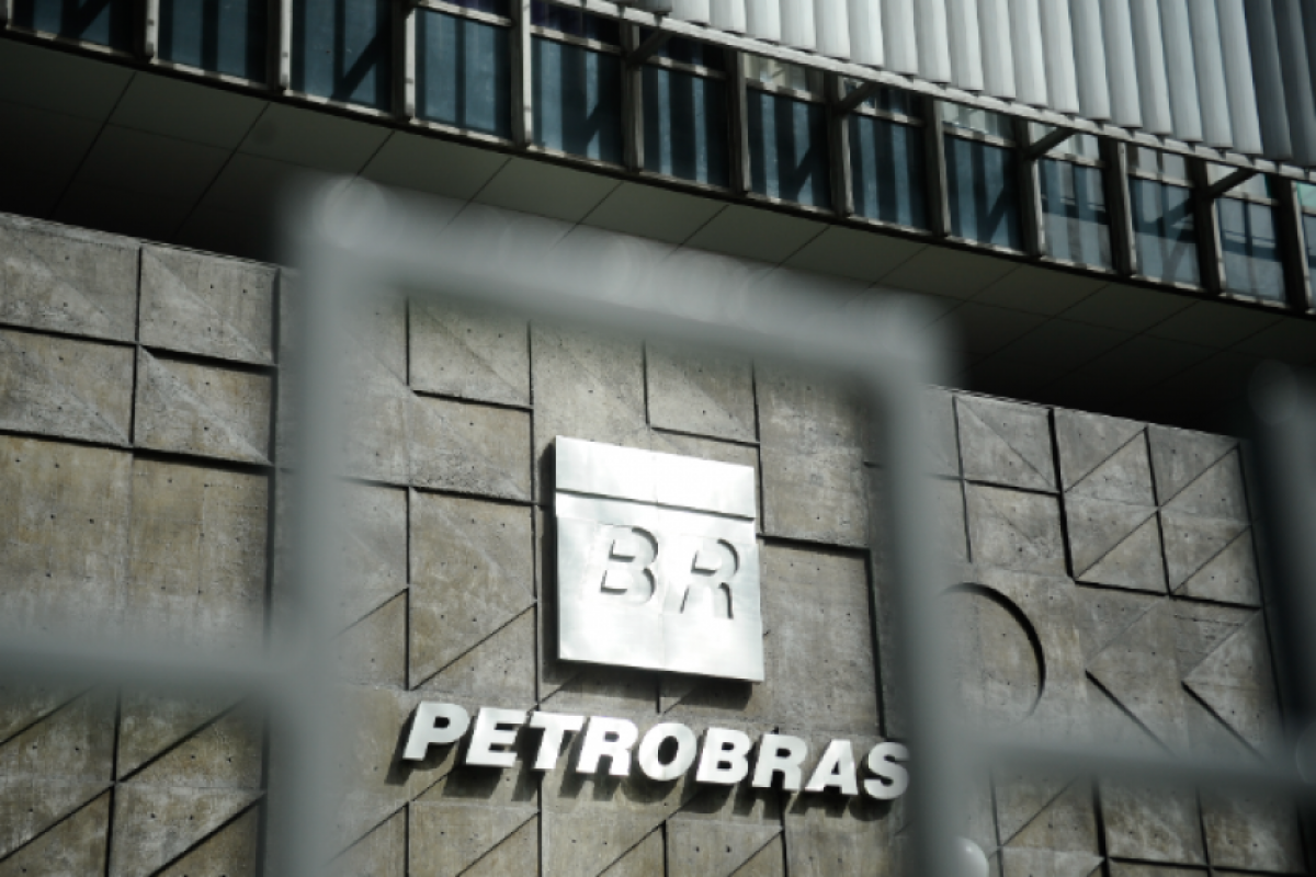  Às 10h36, as ações da Petrobras caíam de 11,85% e eram negociadas em leilão, para evitar distorções no Ibovespa