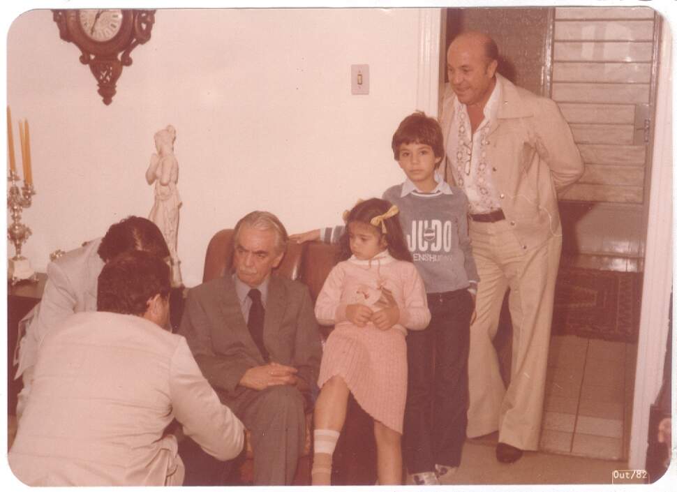 Dudu Ranieri (de costas) conversa com Jânio Quadros, em visita do ex-presidente à casa da família em Bauru (crédito: Arquivo pessoal)