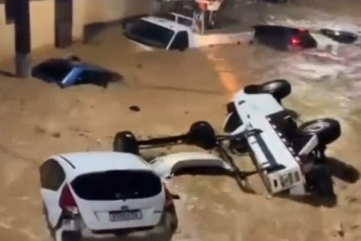 Carros arrastados na enchente