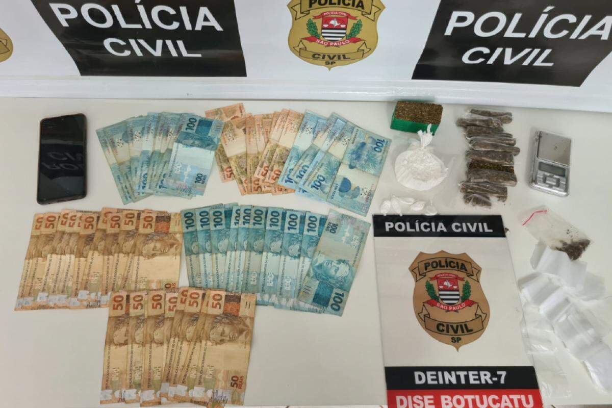 Porções de droga e materiais apreendidos pela Polícia Civil