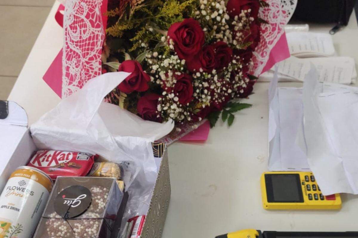 O falso motoboy estava com chocolates, flores e duas maquininhas de cartão