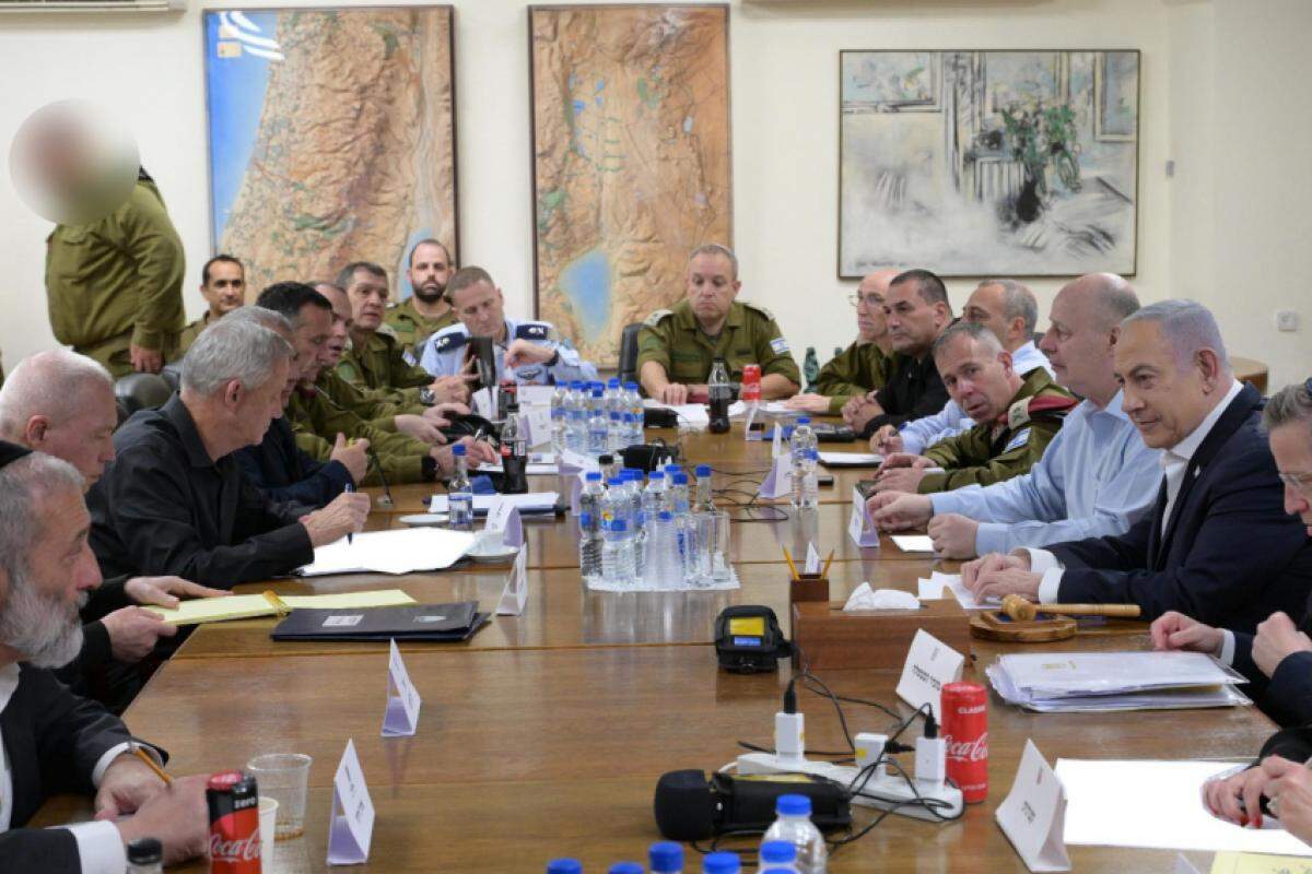 O premiê Benjamin Netanyahu se reúne com o Gabinete de Guerra em Kirya, em Tel Aviv