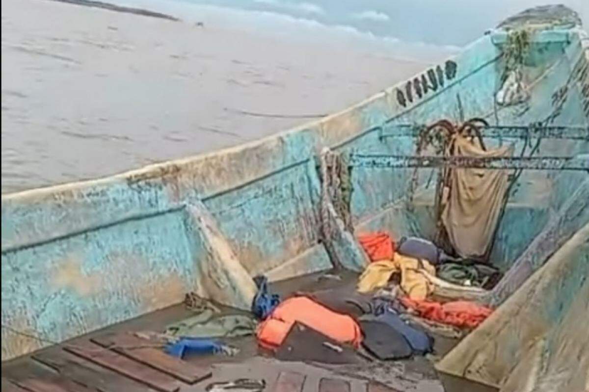 Foram encontrados nove corpos na embarcação, mas a PF estima que pelo menos 25 pessoas estavam a bordo
