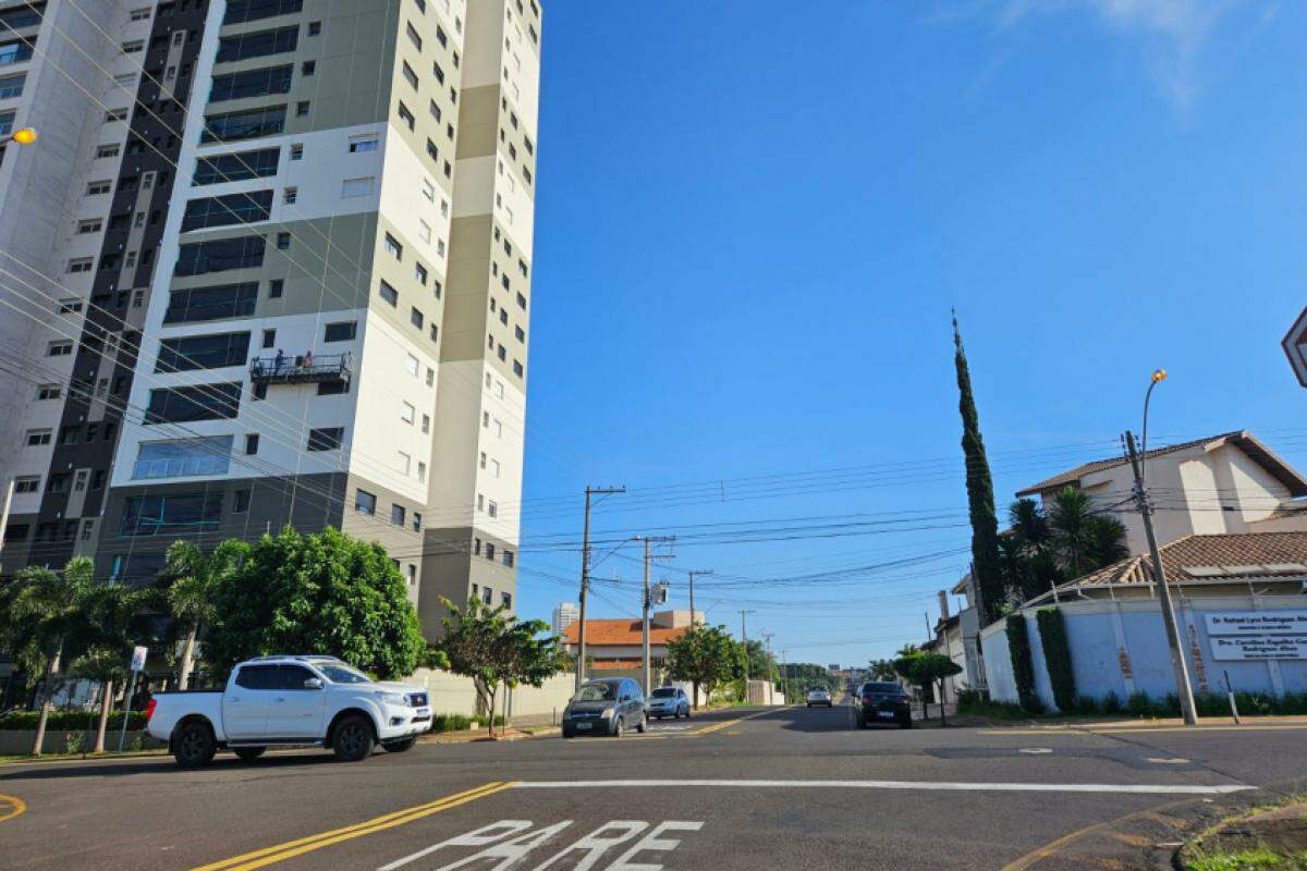 Céu visto do cruzamento entre avenida Lázaro de Souza Campos e rua Dr. Nelson Presotto, no bairro São José, nesta sexta-feira