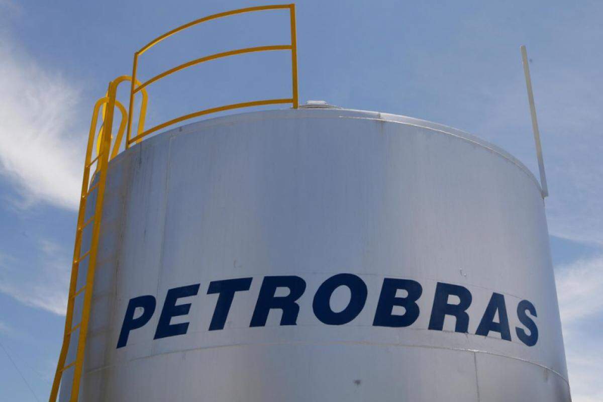 Questionado sobre a existência de uma crise na Petrobras, respondeu que a empresa está 'tranquila'.