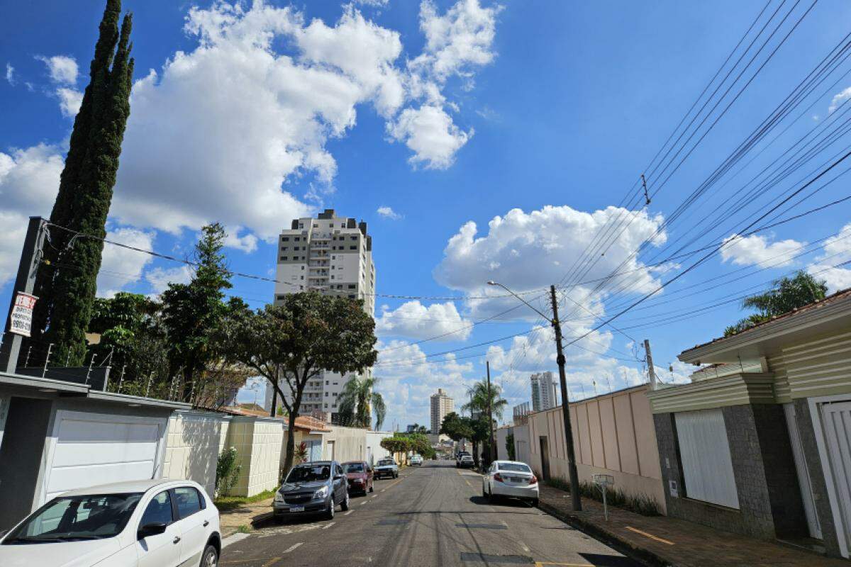 Céu visto da rua José Salomoni, no bairro São José, nesta segunda-feira