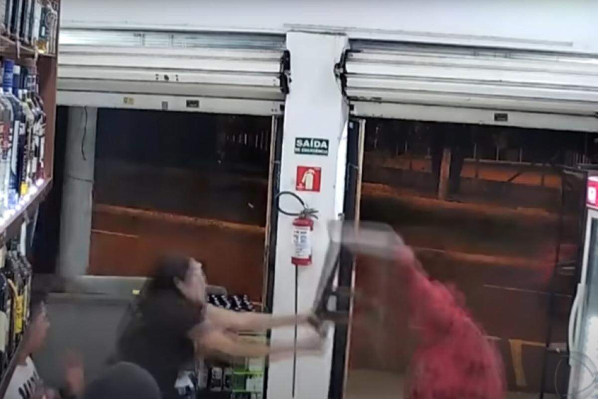 Imagem de câmera mostra momento em que a mulher grávida ataca os assaltantes