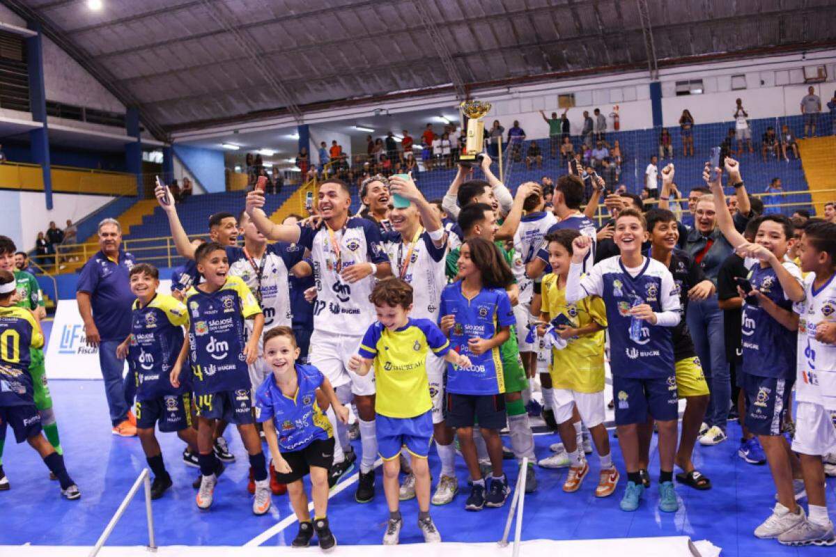 A base vem forte! São José Futsal comemora título sub-20 sobre o Timão