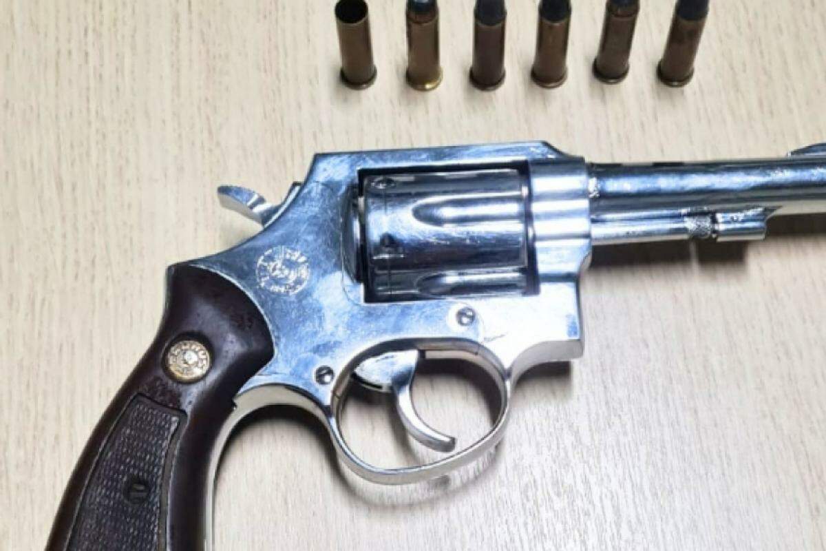 O revólver Taurus calibre 38 foi apreendido na casa do indivíduo 