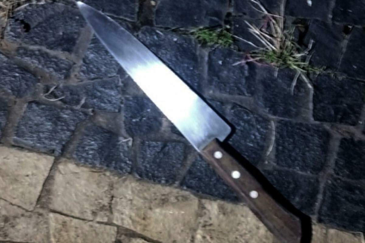 A faca do ladrão foi apreendida e apresentada no Plantão Policial