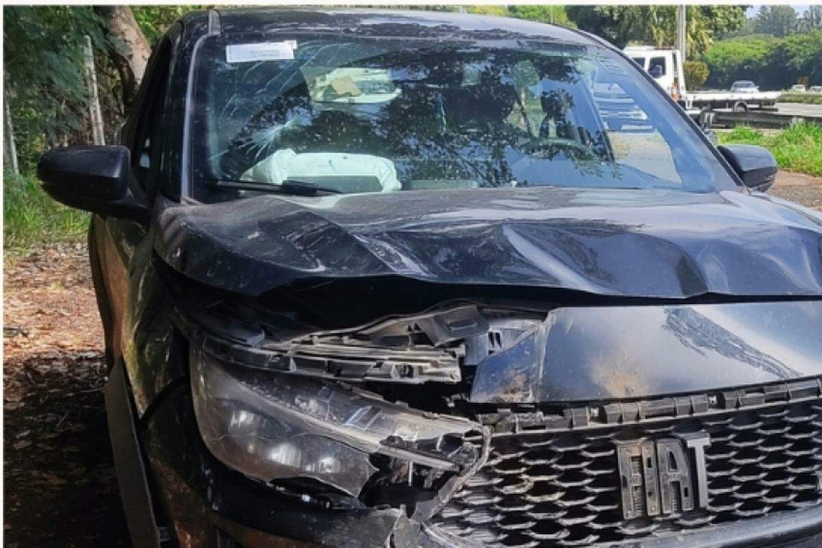 O impacto da roda causou avarias no Fiat Fastback, com acionamento do airbag