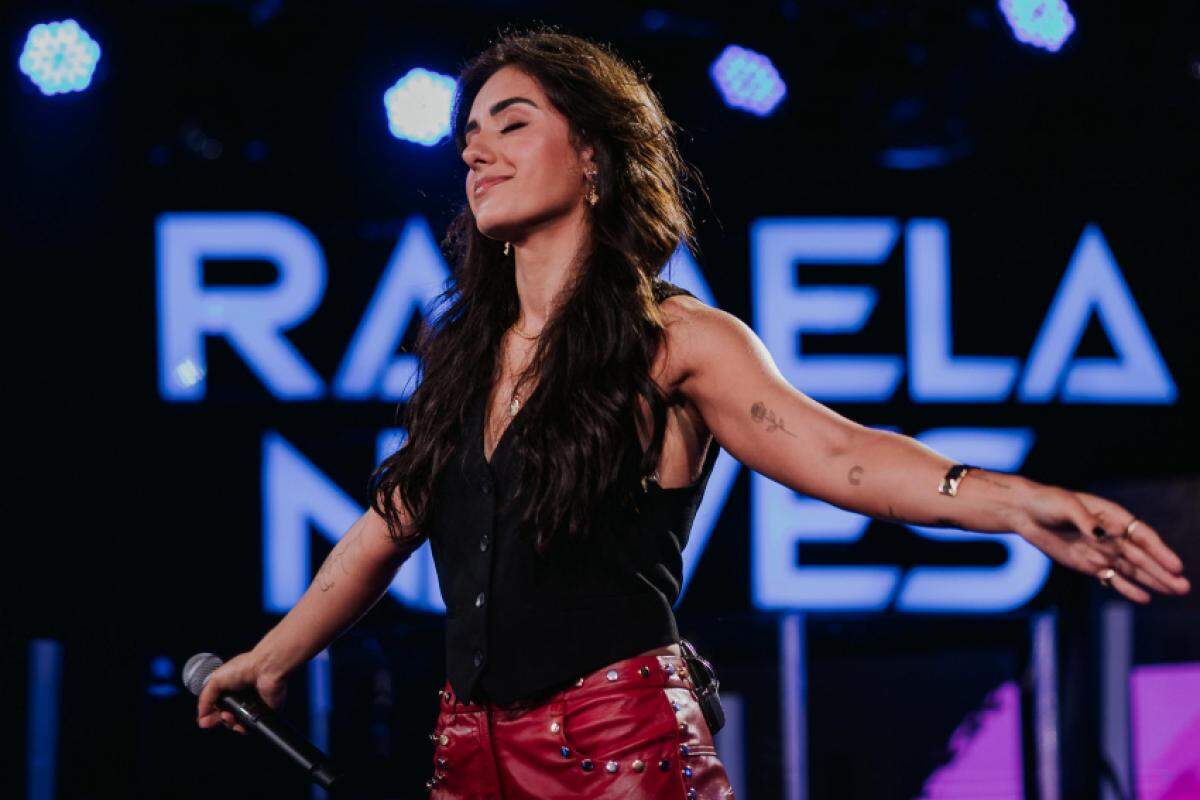 A cantora Rafaela Neves lança a sua versão de “Tô nem aí”, foi sucesso dos anos 2000 e é sucesso hoje