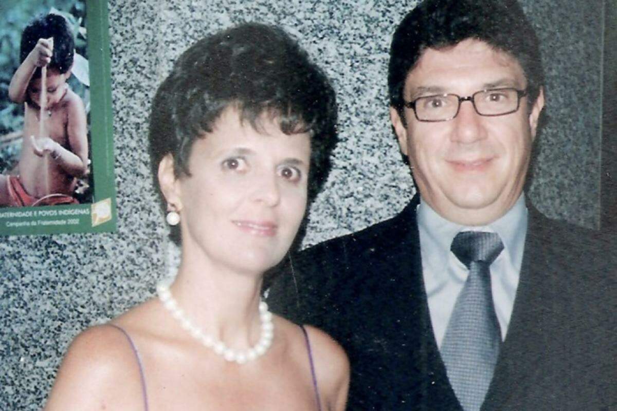 Ao casal Dr. Arnaldo Sérgio Cerdeira Lima-Liginha. Ele mudando de idade em 30 de abril, terça-feira