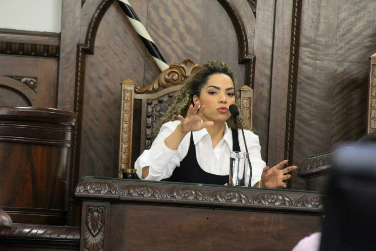 Prefeita Suéllen Rosim (PSD) durante uma audiência na Câmara Municipal