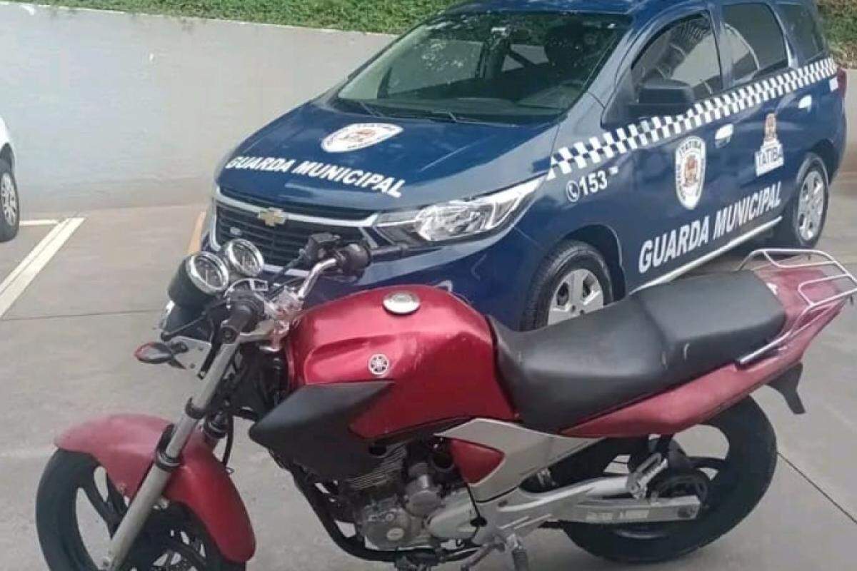 A moto foi apreendida e será periciada para descobrir se é roubada ou furtada